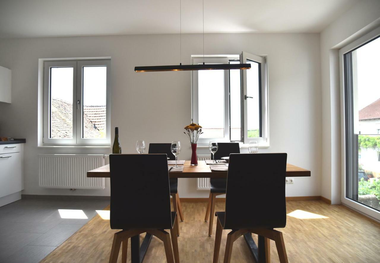 Weingut Nickel Apartment นอยชตัดท์ อัน แดร์ ไวน์ชตราเซอ ภายนอก รูปภาพ